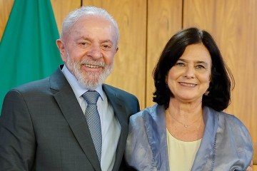 Lula e Nísia durante cerimônia de assinatura de pacto por vacinas no Planalto
- (crédito: Ricardo Stuckert/PR) Lula e Nísia durante cerimônia de assinatura de pacto por vacinas no Planalto
- (crédito: Ricardo Stuckert/PR)