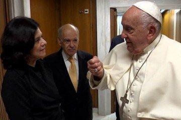 O papa Francisco recebeu a ministra da Saúde do governo Lula, Nísia Trindade, em outubro, em uma audiência privada, no Vaticano - (crédito: X/Reprodução) O papa Francisco recebeu a ministra da Saúde do governo Lula, Nísia Trindade, em outubro, em uma audiência privada, no Vaticano - (crédito: X/Reprodução)