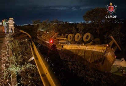 Carreta que levava adubo capota na BR-040 e deixa motorista ferido