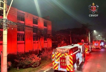Incêndio em papelaria no Setor Gráfico mobiliza oito viaturas do Corpo de Bombeiros