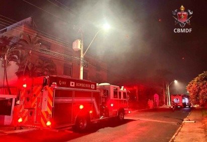 Incêndio em papelaria no Setor Gráfico mobiliza oito viaturas do Corpo de Bombeiros