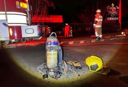 Incêndio em papelaria no Setor Gráfico mobiliza oito viaturas do Corpo de Bombeiros