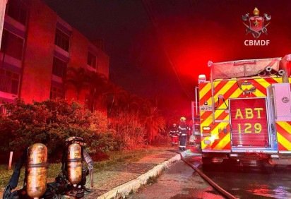 Incêndio em papelaria no Setor Gráfico mobiliza oito viaturas do Corpo de Bombeiros
