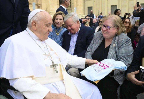 'Toda pessoa é filha de Deus, toda pessoa. Deus não rejeita ninguém, Deus é pai. E eu não tenho o direito de expulsar ninguém da Igreja. Não só isso, meu dever é sempre acolher', afirmou o papa na ocasião.  -  (crédito: Facebook/ Global Network of Rainbow Catholics)