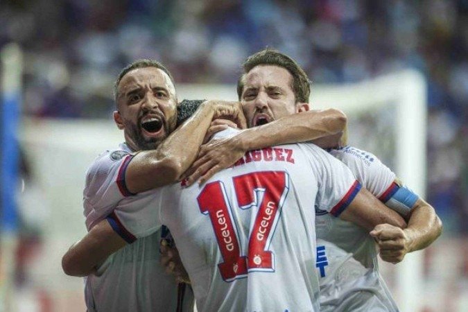 Esquadrão teve noite de gala na Fonte Nova e avançou para a terceira fase preliminar do torneio -  (crédito: Foto: Rafael Rodrigues/EC Bahia)