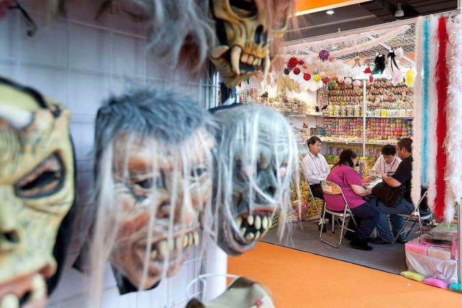 O empresário Pierre Sfeir, que tem lojas na 25 de março, viaja para a China anualmente em busca de importados, mas também tem sua própria indústria - (crédito: BBC) O empresário Pierre Sfeir, que tem lojas na 25 de março, viaja para a China anualmente em busca de importados, mas também tem sua própria indústria - (crédito: BBC)
