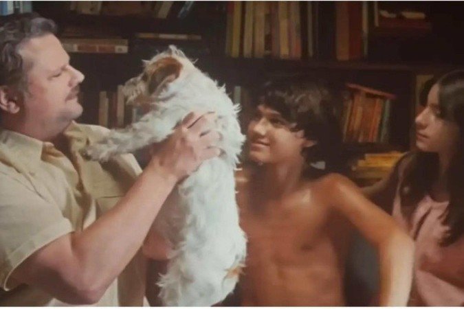 Suri e Ozzy, da raça Jack Russell, com Fernanda Torres