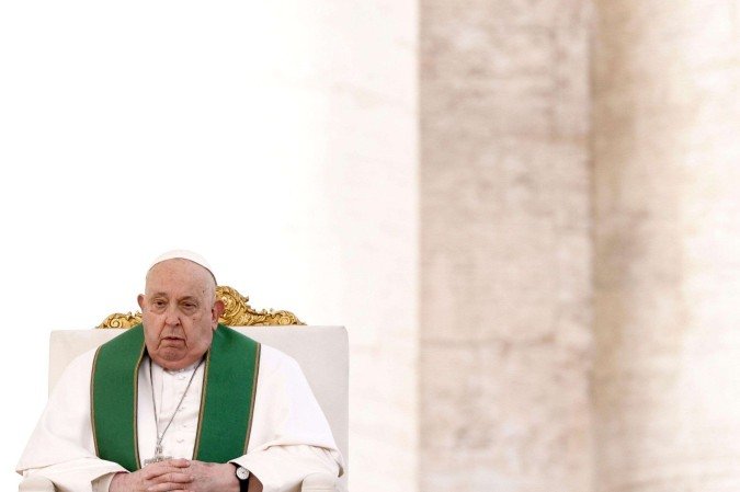 Fiéis fazem oração do terço pela saúde do papa na Praça São Pedro - (crédito: Reuters) Fiéis fazem oração do terço pela saúde do papa na Praça São Pedro - (crédito: Reuters)