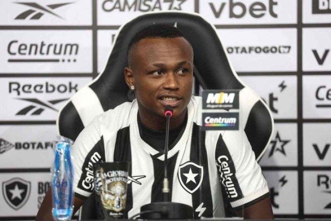 Nathan é apresentado no Botafogo -  (crédito: Foto: Vitor Silva/Botafogo.)