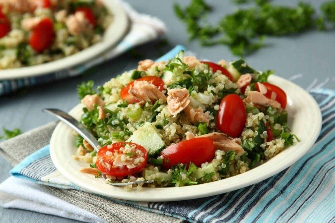 Tabule de quinoa com salmão (Imagem: Iryna Melnyk | Shutterstock) - (crédito: EdiCase) Tabule de quinoa com salmão (Imagem: Iryna Melnyk | Shutterstock) - (crédito: EdiCase)