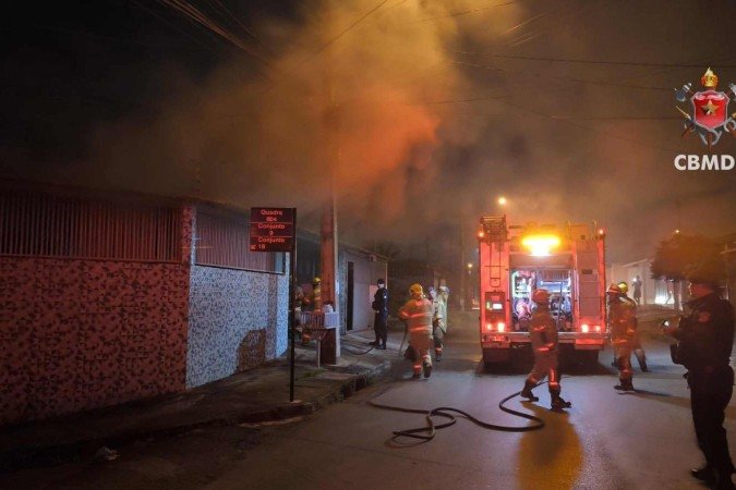 Vídeo: incêndio em casa assusta moradores e vizinhos, no Recanto das Emas - (crédito: CBMDF/Divulgação) Vídeo: incêndio em casa assusta moradores e vizinhos, no Recanto das Emas - (crédito: CBMDF/Divulgação)