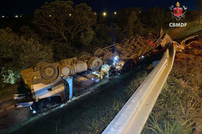 Vídeo: carreta com adubo capota na BR-040 e deixa motorista ferido