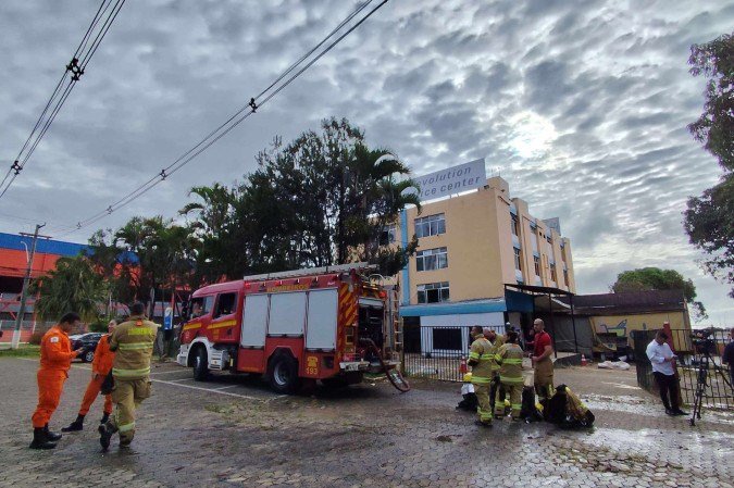 Papelaria ABC sofre incêndio na madrugada desta terça-feira (25) - (crédito: Ed Alves/CB/DA Press) Papelaria ABC sofre incêndio na madrugada desta terça-feira (25) - (crédito: Ed Alves/CB/DA Press)