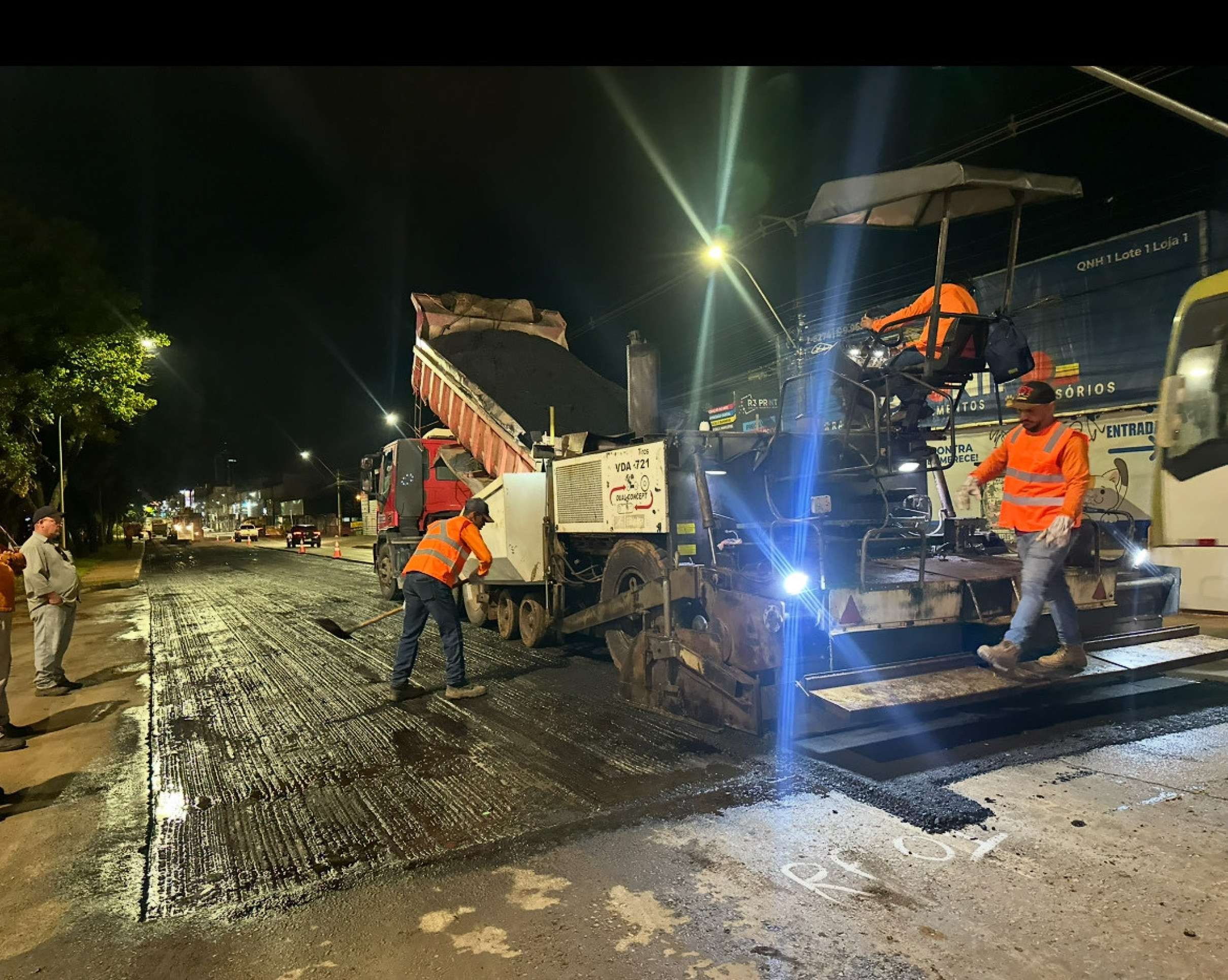 Além do pavimento renovado, a via, por onde trafegam cerca de 60 mil veículos por dia, também vai receber nova sinalização horizontal para oferecer mais segurança e fluidez ao trânsito da região
