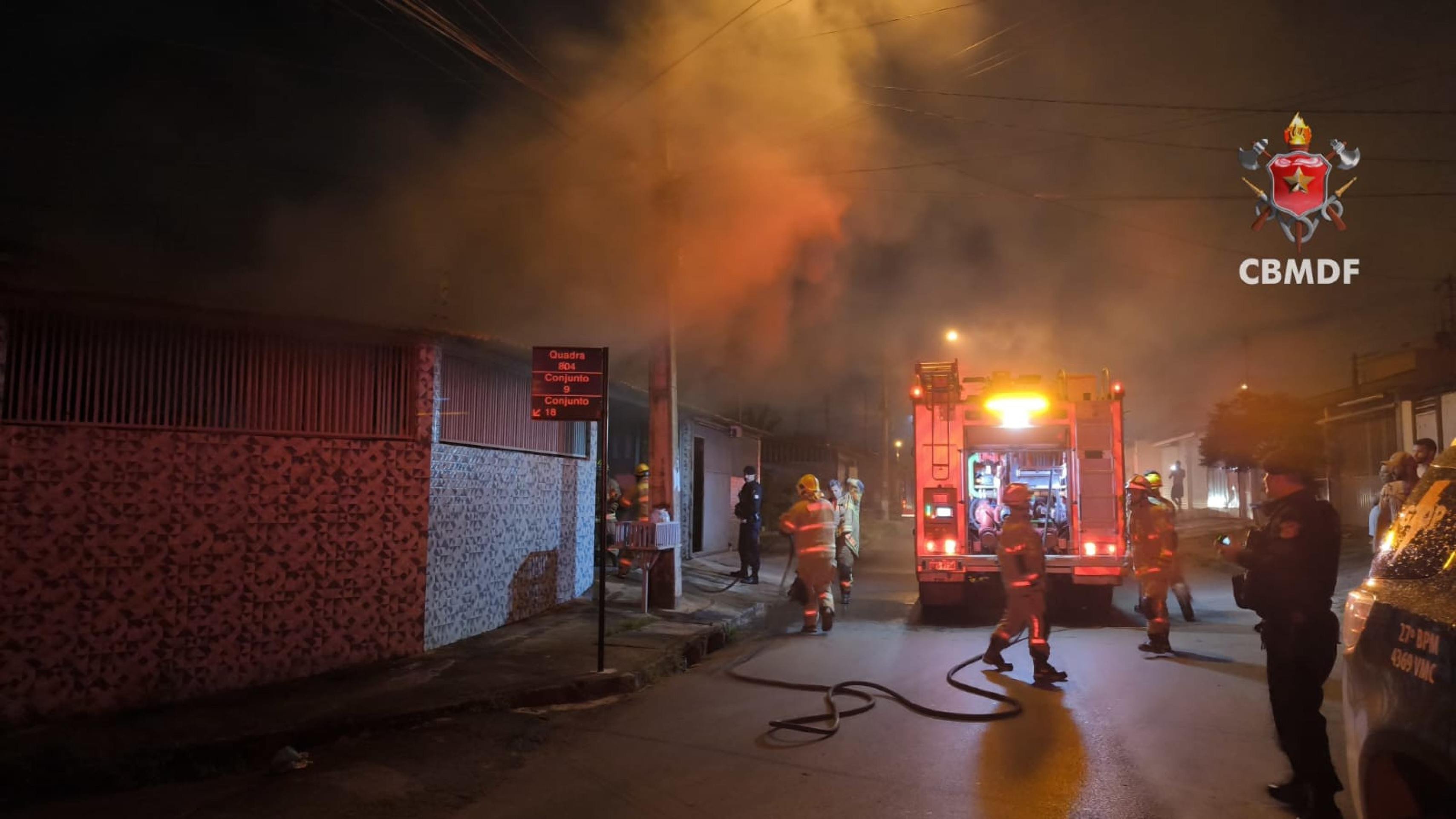 Vídeo: incêndio em casa assusta moradores e vizinhos, no Recanto das Emas