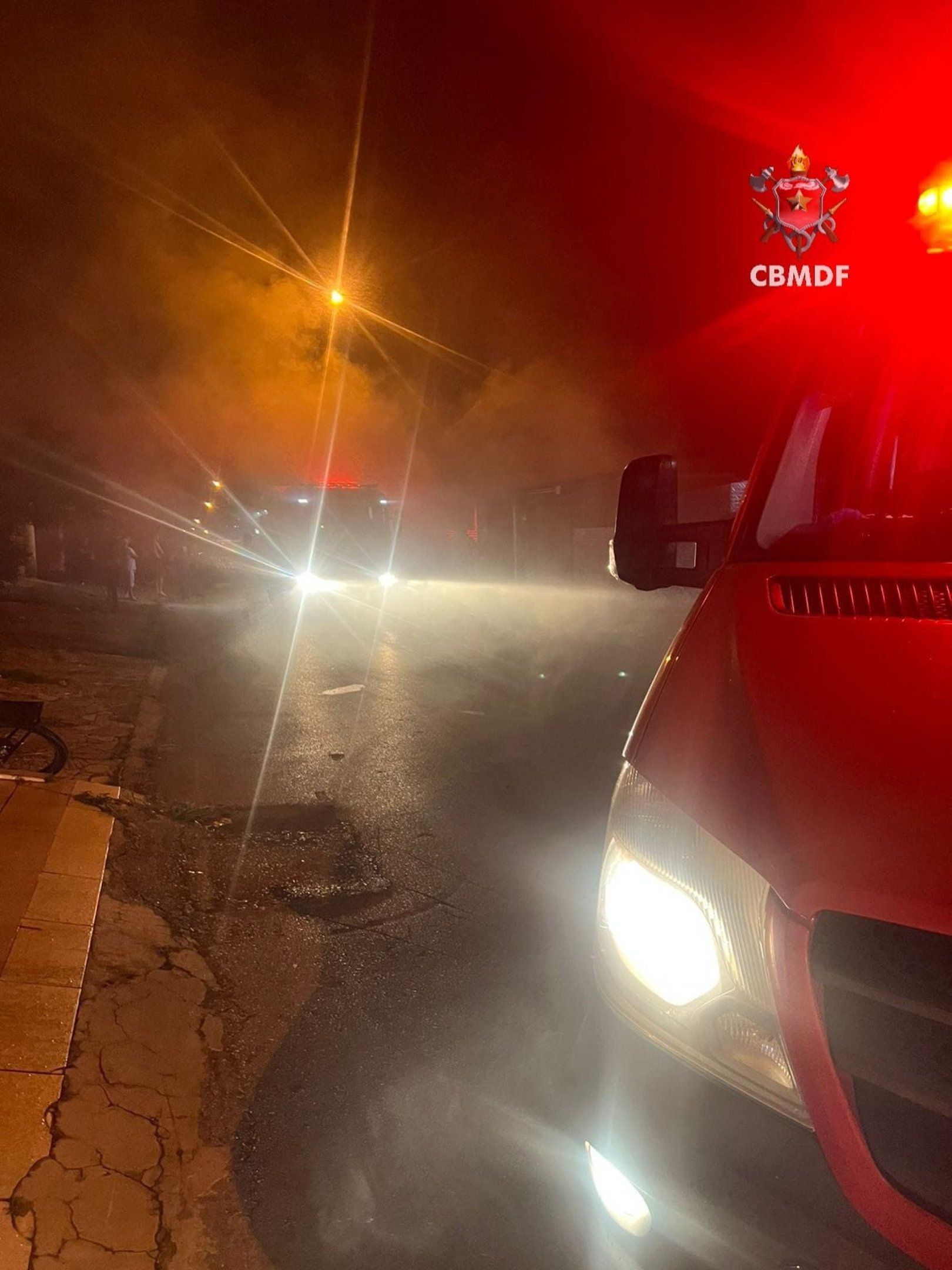 Vídeo: incêndio em casa assusta moradores e vizinhos, no Recanto das Emas