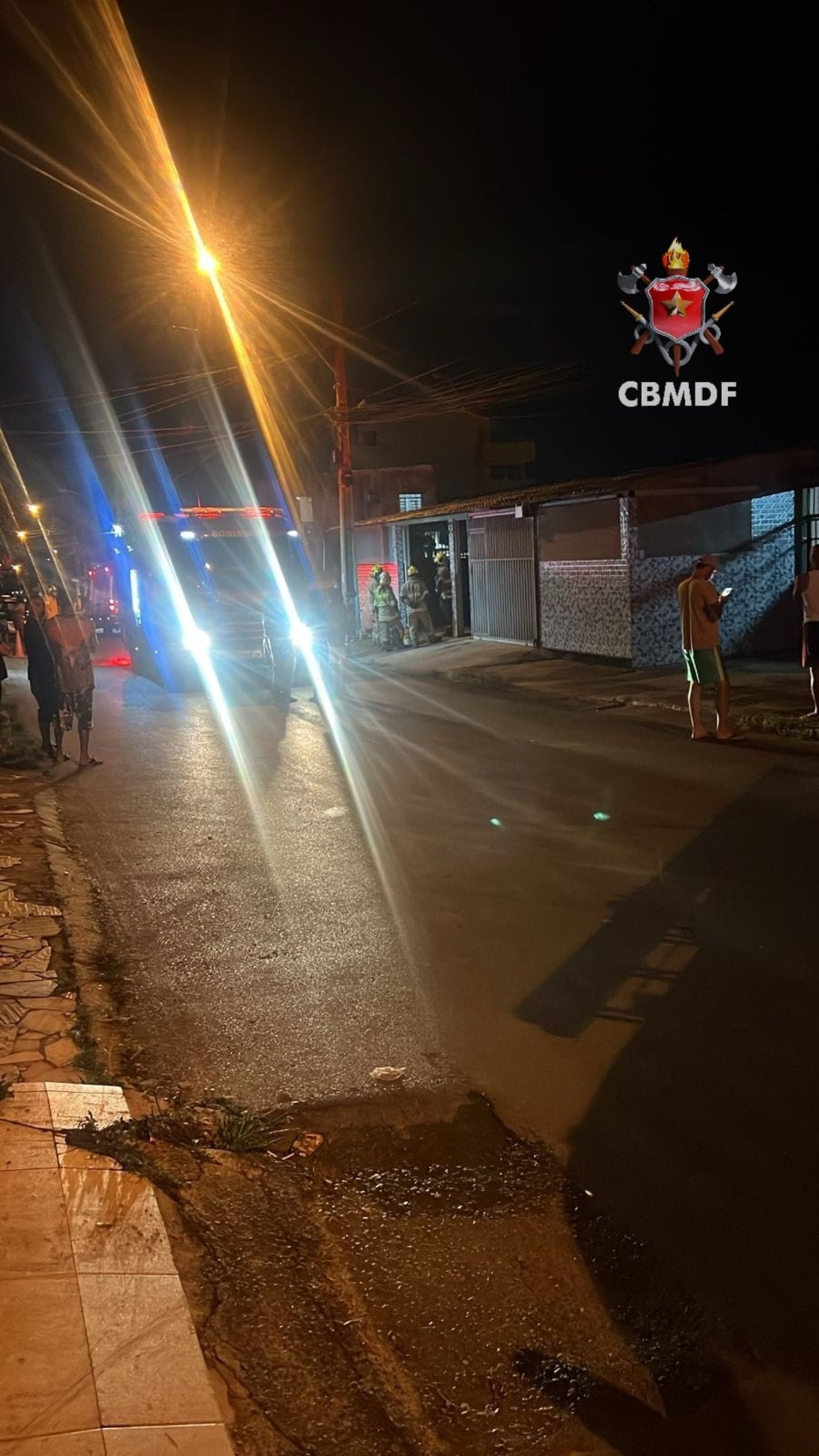 Vídeo: incêndio em casa assusta moradores e vizinhos, no Recanto das Emas