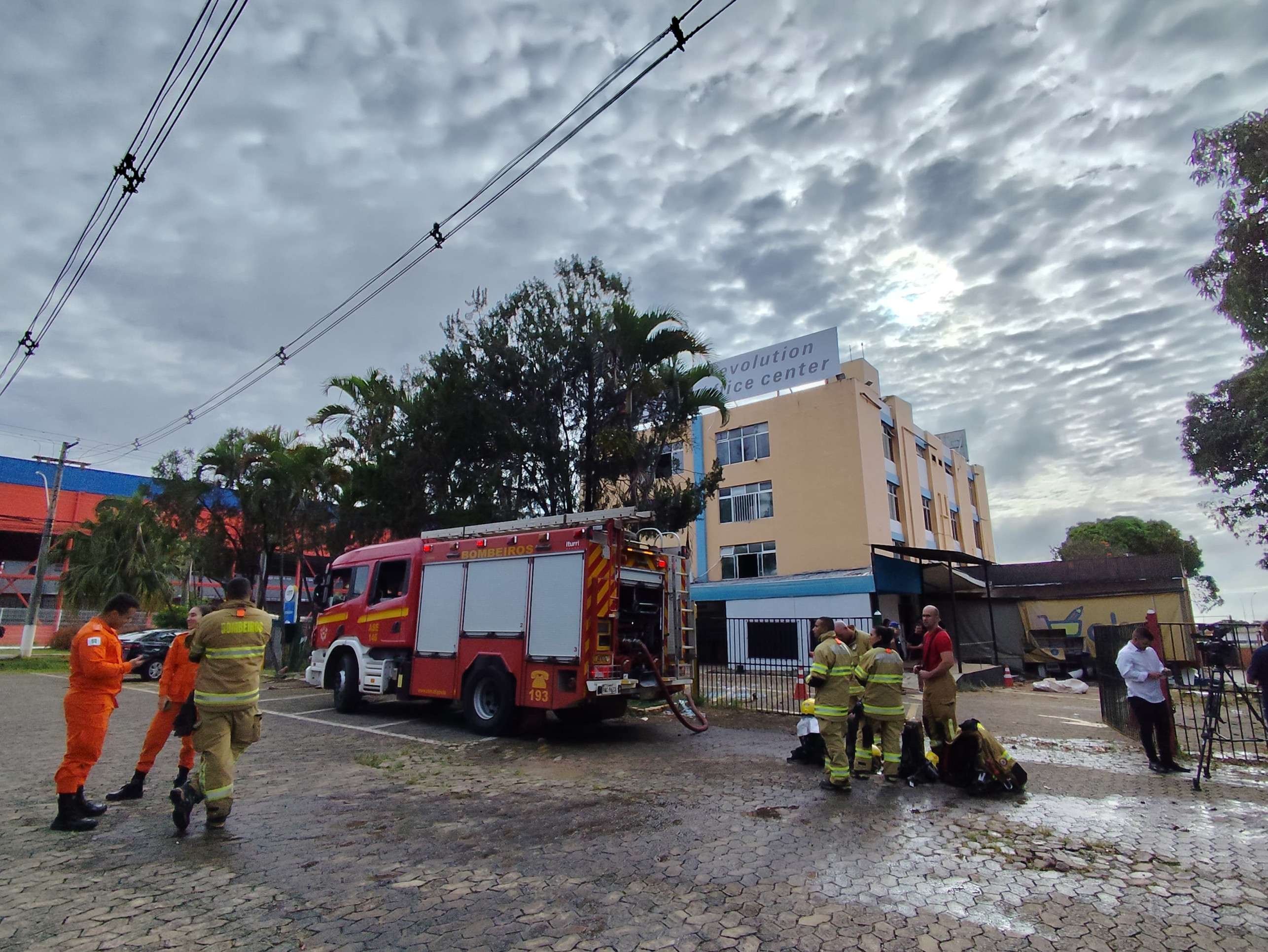 Vídeo: papelaria no Setor Gráfico pega fogo durante a madrugada Vídeo: papelaria no Setor Gráfico pega fogo durante a madrugada