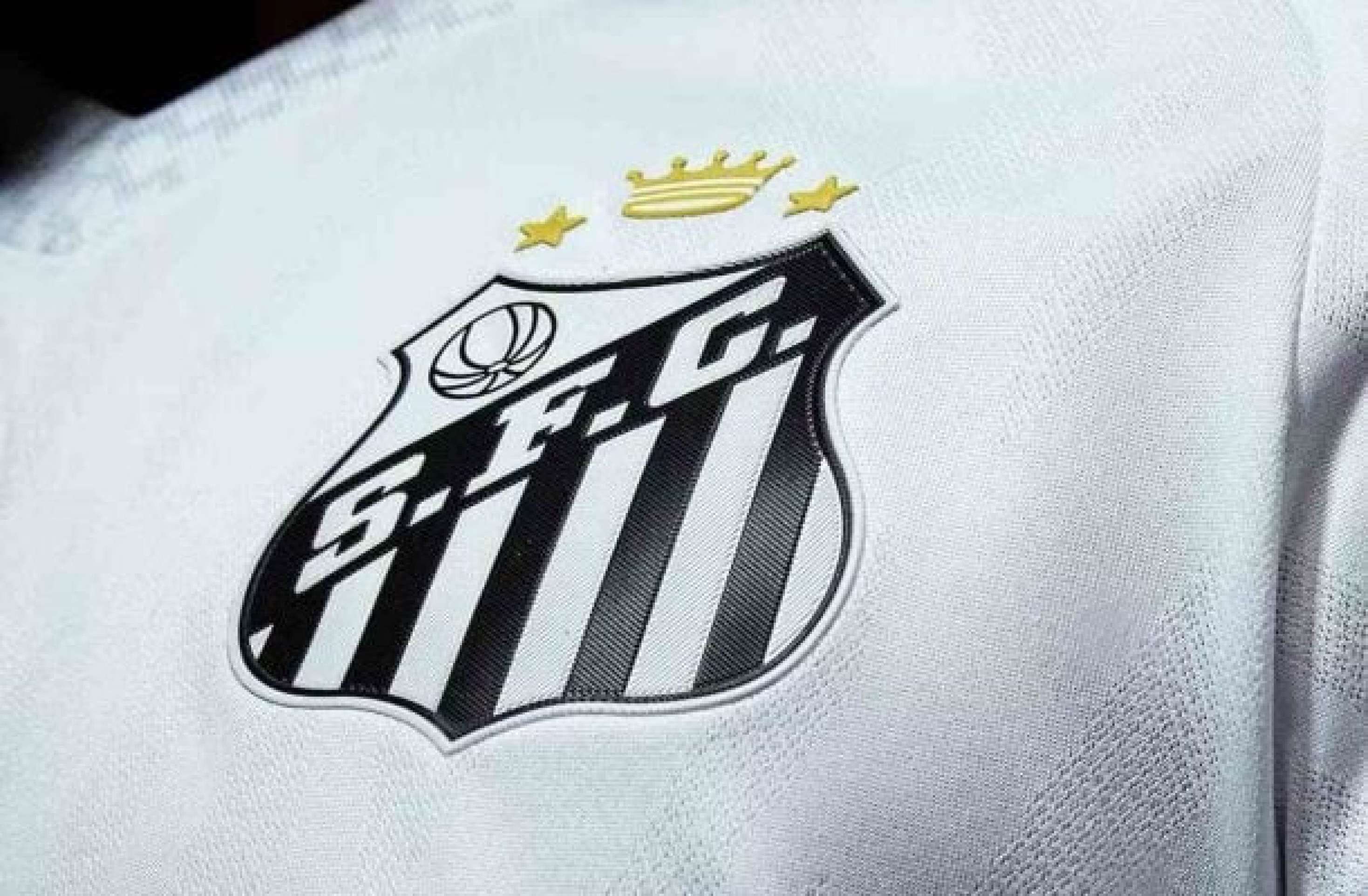 Santos e Umbro antecipam uniformes 1 e 2 e confirmam lançamento de camisa azul