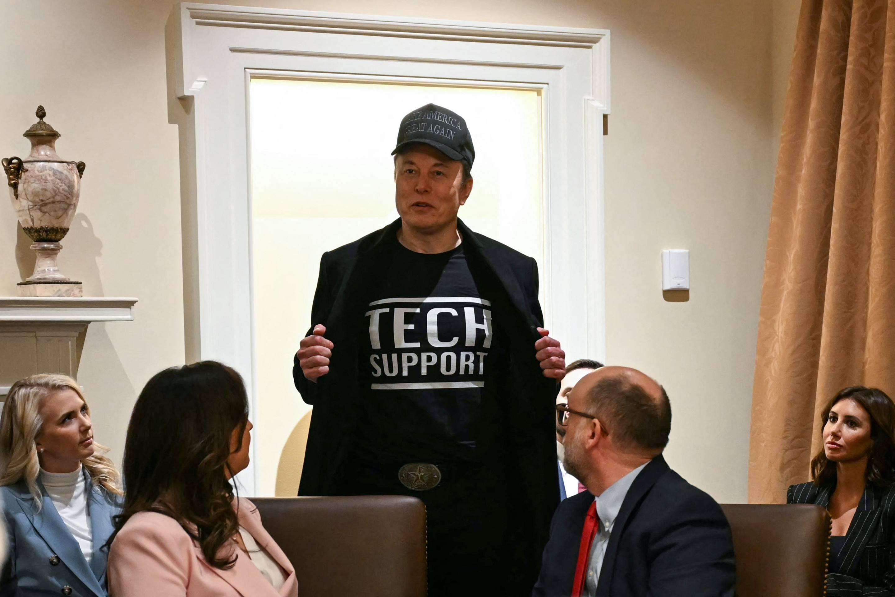 Musk é destaque da primeira reunião de gabinete do governo Trump
