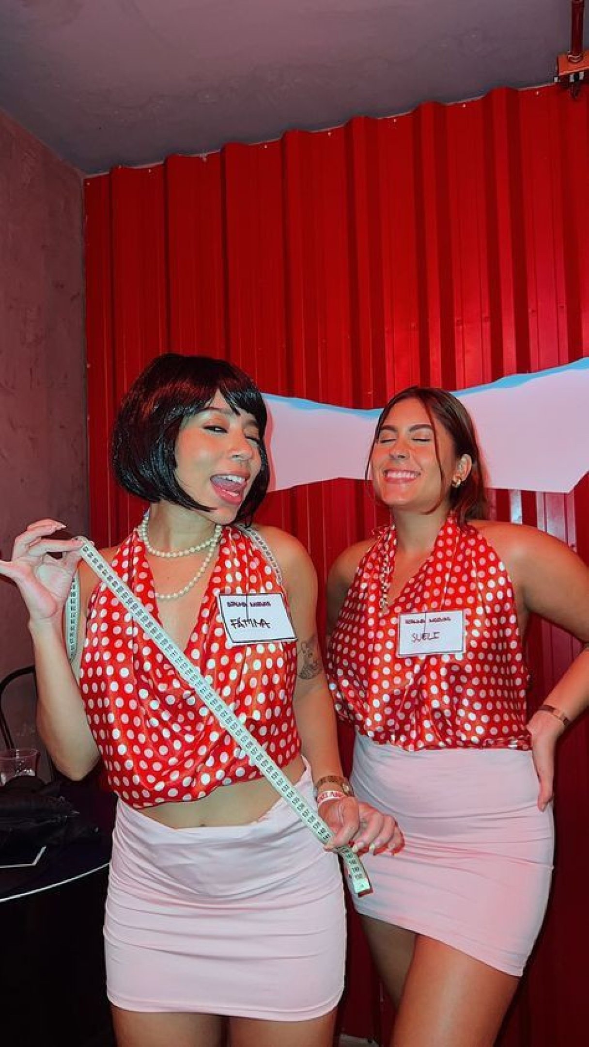 O uniforme da loja de aluguel do Djalma Noivas, do seriado, é  instantaneamente reconhecível