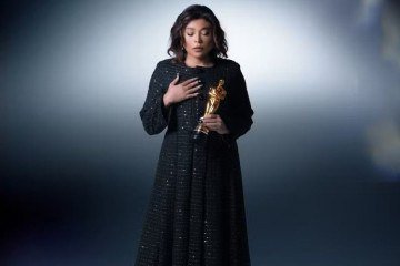 A humorista e influenciadora Blogueirinha homenageou Fernanda Torres durante um baile de carnaval