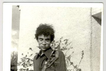 Renato Russo, 1981, na porta da Igreja Nossa Senhora das Dores Cruzeiro Velho