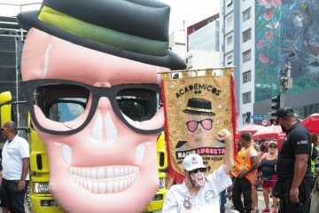 Marcelo Rubens Paiva, autor do livro Ainda Estou Aqui curtiu o carnaval com a máscara da Fernanda Torres