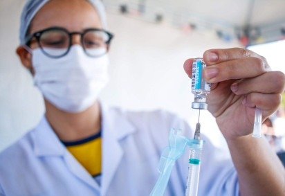 As doses da vacina contra o vírus da gripe ficam disponíveis nas UBSs e AMAs/UBSs Integradas da rede - a princípio, apenas para o grupo prioritário -  (crédito: Divulgação)