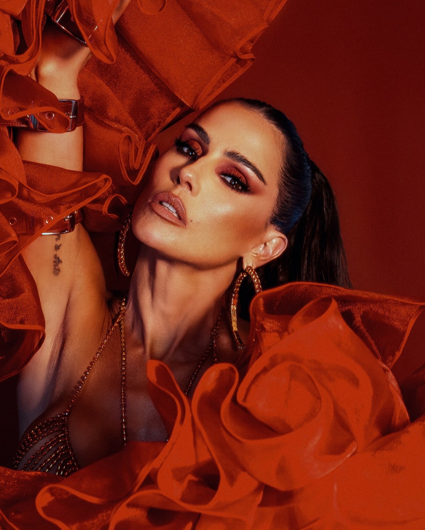 Musa do carnaval, Deborah Secco investiu em tons marcantes nesta produ&ccedil;&atilde;o