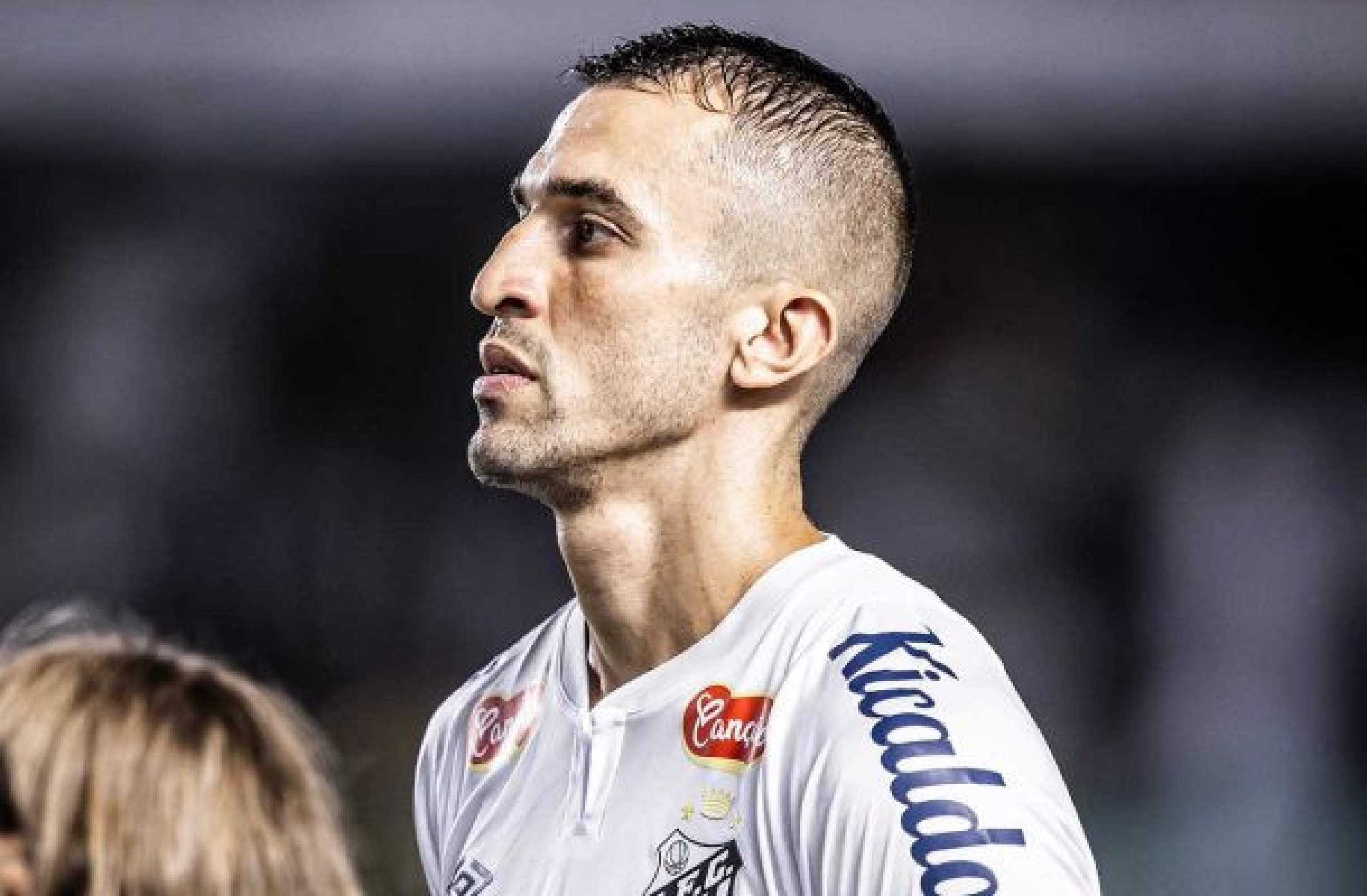 João Schmidt engata sequência e vira titular no Santos