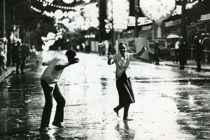 1980. Credito: Marcos Ottoni/CB/D.A Press. Brasil. Brasilia - DF. Folioes na rua durante o carnaval de Brasília.
CB, Neg.: F 712; Pasta: CARNAVAL - BRASILIA