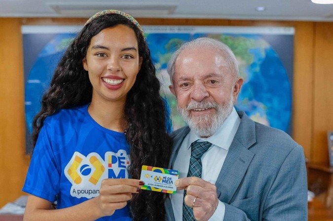 Presidente da República, Luiz Inácio Lula da Silva, recebe a concluinte do Ensino Médio e Beneficiada do Pé-de-Meia, Joyce Lourenço. Palácio do Planalto, Brasília - DF - (crédito: Ricardo Stuckert / PR) Presidente da República, Luiz Inácio Lula da Silva, recebe a concluinte do Ensino Médio e Beneficiada do Pé-de-Meia, Joyce Lourenço. Palácio do Planalto, Brasília - DF - (crédito: Ricardo Stuckert / PR)