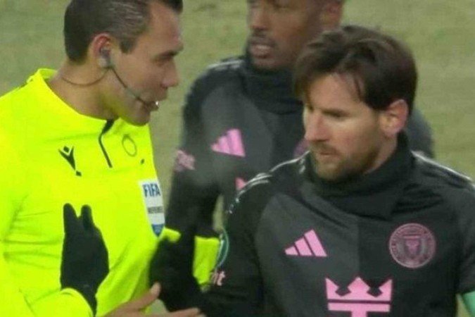 Árbitro pode ficar fora da Copa do Mundo por pedir autógrafo de Messi -  (crédito: Foto: Reprodução)