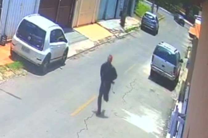 Um ví­deo mostra o suspeito correndo após esfaquear e matar a motorista de transporte por aplicativo Ana Rosa Rodolfo de Queiroz