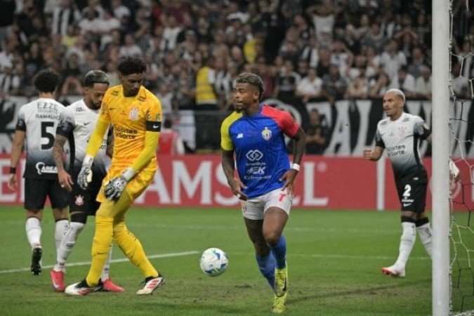 UCV - O time foi muito guerreiro e aplicado, conseguindo empatar o jogo duas vezes e só ceder a derrota no finzinho. Sosa, por segurar a bola e pilhar o Timão, foi um dos destaques. Mas o melhor foi o goleiro Silva. NOTA 6,0. Foto:  Rodrigo Coca/Agência Corinthians
