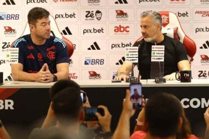 Chefe do DM, Fernando Sassaki ao lado do diretor José Boto -  (crédito: Foto: Gilvan de Souza/Flamengo)