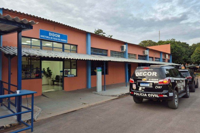 Policiais civis cumpriram, ontem, mandados de busca e apreensão contra os investigados no DER - (crédito: PCDF/Divulgação) Policiais civis cumpriram, ontem, mandados de busca e apreensão contra os investigados no DER - (crédito: PCDF/Divulgação)