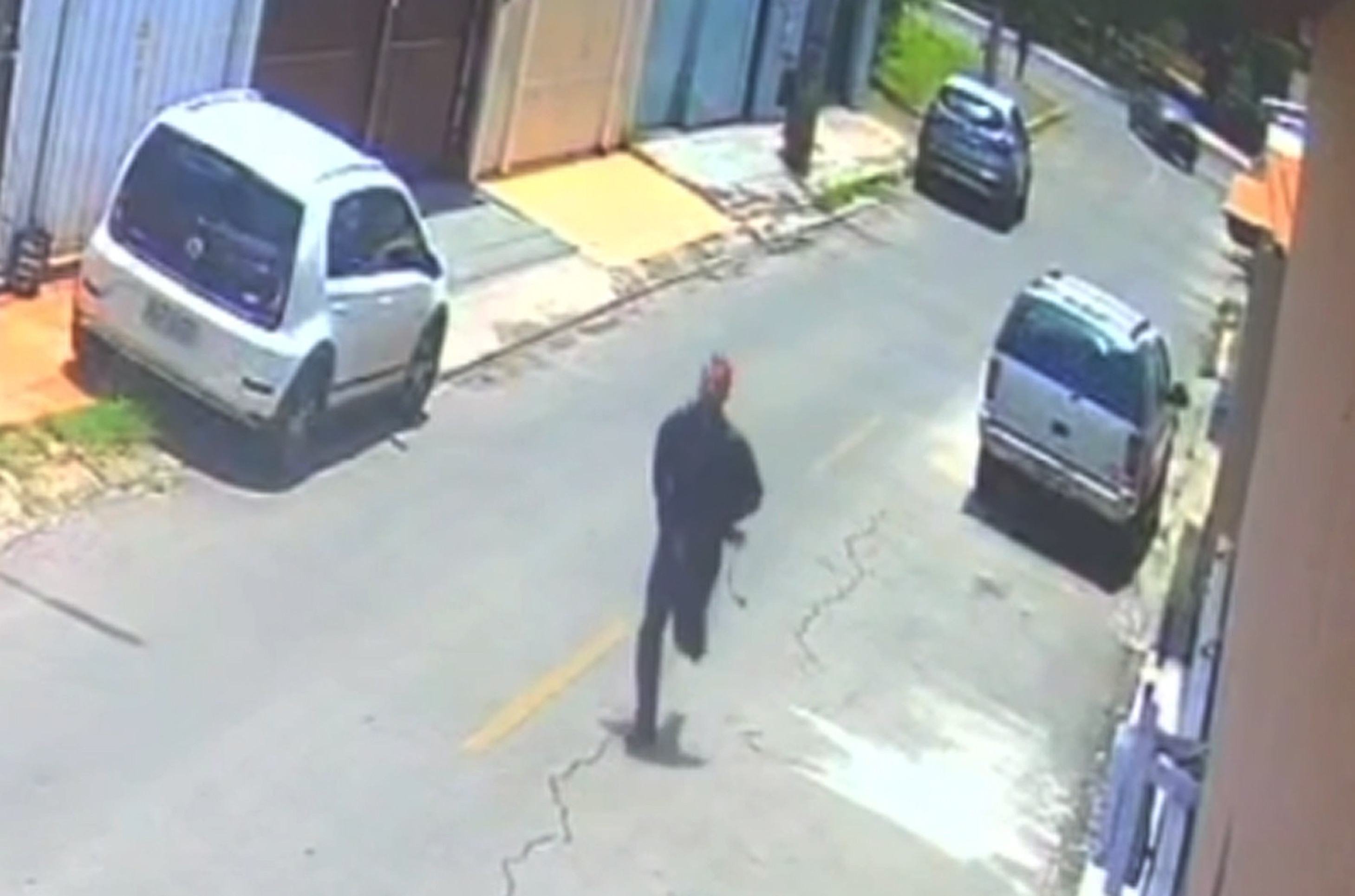  Um vÃ­deo mostra o suspeito correndo apÃ³s esfaquear e matar a motorista de transporte por aplicativo Ana Rosa Rodolfo de Queiroz,