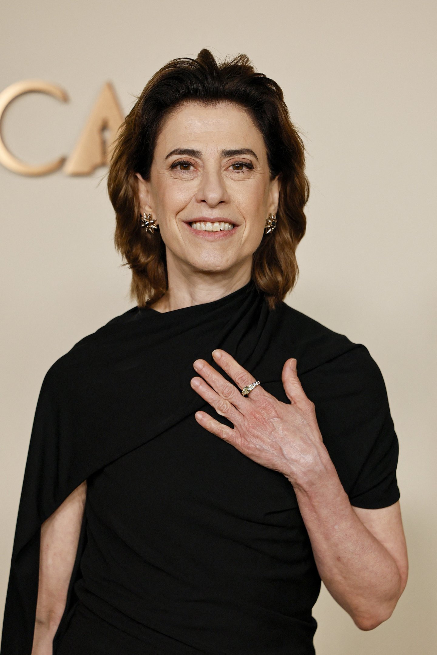 A atriz brasileira Fernanda Torres chega para o 97º Jantar Anual dos Indicados ao Oscar      