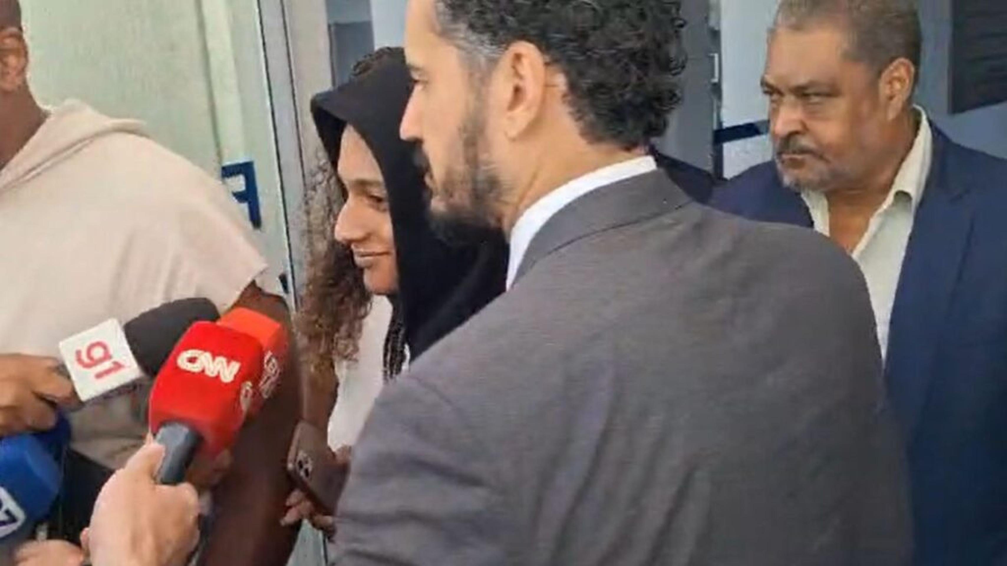 Oruam deixa delegacia rindo após prisão por abrigar foragido