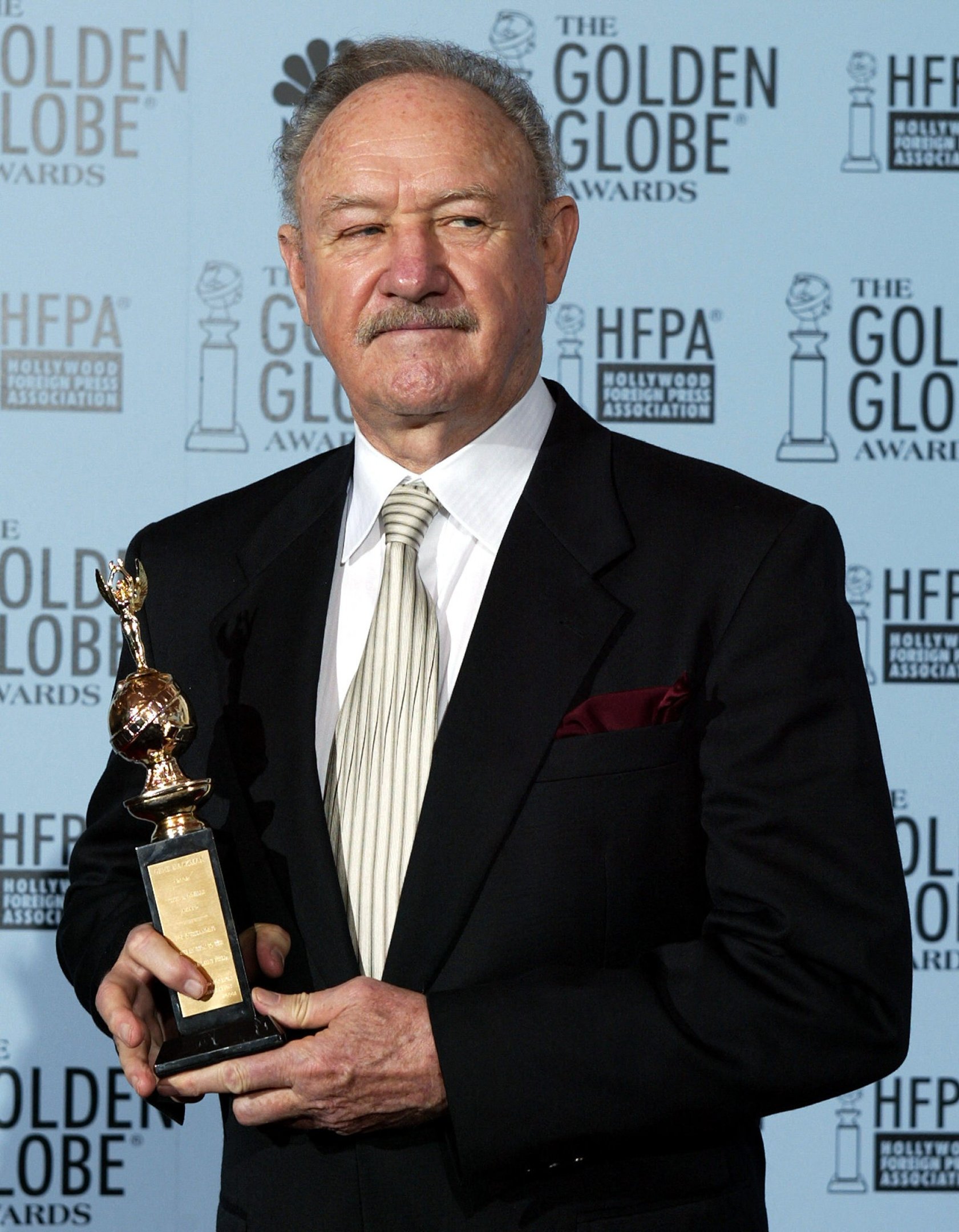  (FILES) Actor Gene Hackman holds the Cecile B. DeMille Award at the 60th Annual Golden Globe Awards in Beverly Hills, California on January 19, 2003. Oscar-winning US actor Gene Hackman and his wife Betsy Arakawa have been found dead inside their home in New Mexico, media outlets reported on February 27, 2025. Santa Fe County Sheriff Adan Mendoza said the couple were found dead the day before afternoon, adding that there was no immediate indication of foul play, according to the Santa Fe New Mexican, Variety and Sky News. (Photo by HECTOR MATA / AFP)       