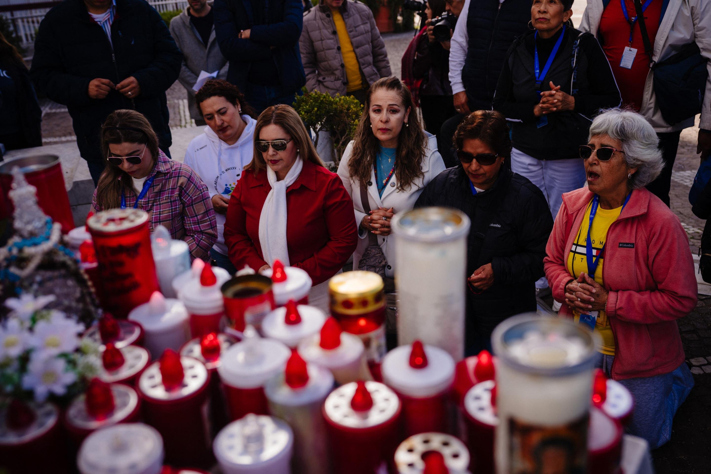 Ajoelhadas, católicas rezam em frente ao Hospital Gemelli de Roma, onde o pontífice está internado