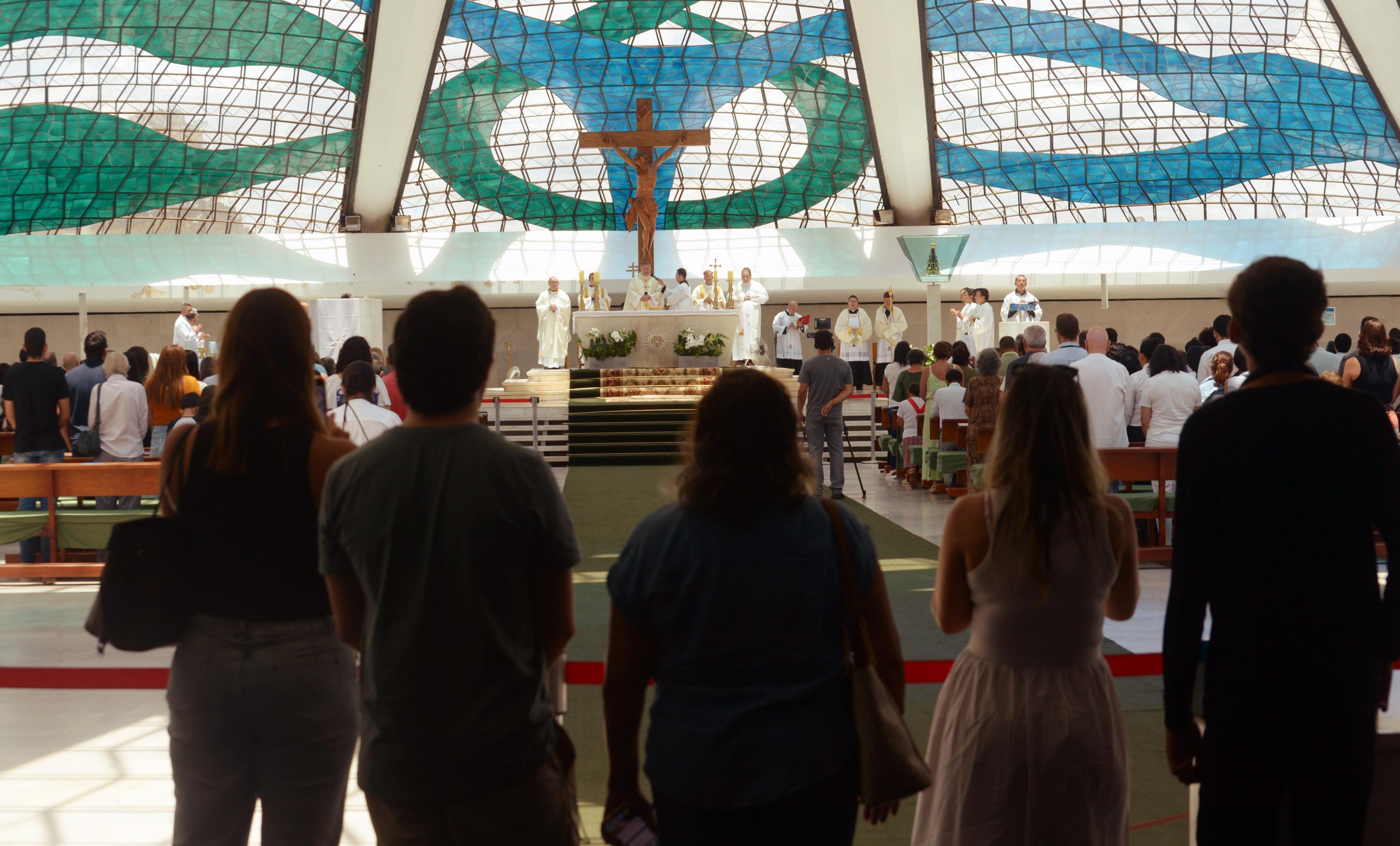 Católicos estiveram no templo cristão rezando pela saúde do primeiro latino-americano a ocupar o maior posto do Vaticano
