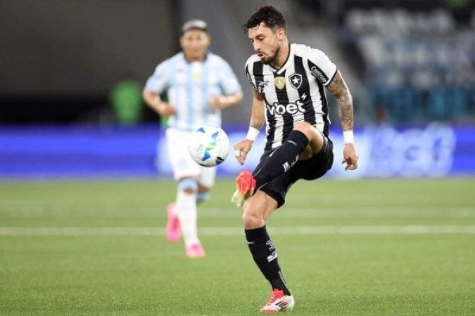 ALEX  TELLES - Centrou melhor que Vitinho. Em uma dessas, colocou a bola redondinha na cabeça de Barboza. Mas o fato de saber o beabá do futebol não o torna uma opção excepcional. Poderia ser um pouco mais incisivo e proteger melhor o corredor - NOTA: 5,0. Foto: Vitor Silva