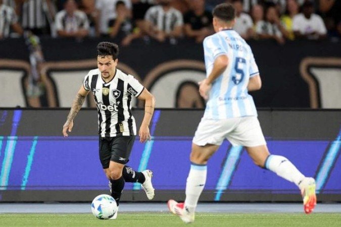 ARTUR - Responsável pelo lampejo de criatividade do Botafogo na primeira etapa. Com um drible, desarticulou a defesa do Racing. Com mais ritmo, pode virar o nome principal desta equipe anêmica. De negativo, as bolas que recuou no ataque. Saiu, contudo, no segundo tempo, para a entrada de Jeffinho - NOTA: 5,0. Foto: Vitor Silva