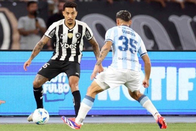 GREGORE - Chegou atrasado e não se encontrou na marcação, algo impensável com um treinador que o Botafogo abriu mão. Irregular no auxílio ao ataque. Longe daquele jogador que sabe morder e sair para o jogo. Saiu, no segundo tempo, para a entrada de Rwan - NOTA: 1,0. Foto: Vitor Silva