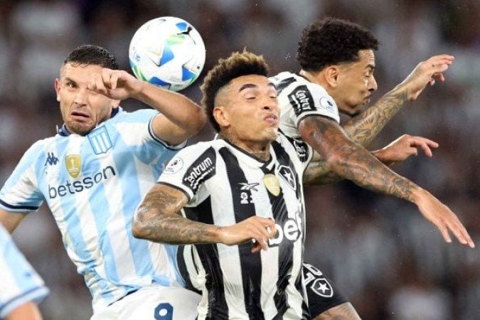 RACING - Parecia que estava enfrentando os Desamparados de San Juan, no Cilindro. Dominou um time frÃ¡gil e sÃ³ nÃ£o consolidou o tÃ­tulo com uma goleada histÃ³rica porque o goleiro John foi a grande figura do encontro desta quinta-feira. CampeÃ£o com muito merecimento - NOTA: 8,0. Foto: Vitor Silva/Botafogo