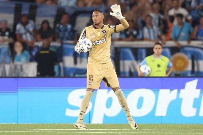JOHN - O Jogada10 sempre frisa que a vítima nunca tem culpa. O goleiro é refém de uma defesa que performa como time rebaixado. Salvou o Botafogo quatro, cinco vezes. Algumas com defesas incríveis. O único que vem honrando a camisa alvinegra - NOTA: 7,0. Foto: Vitor Santos