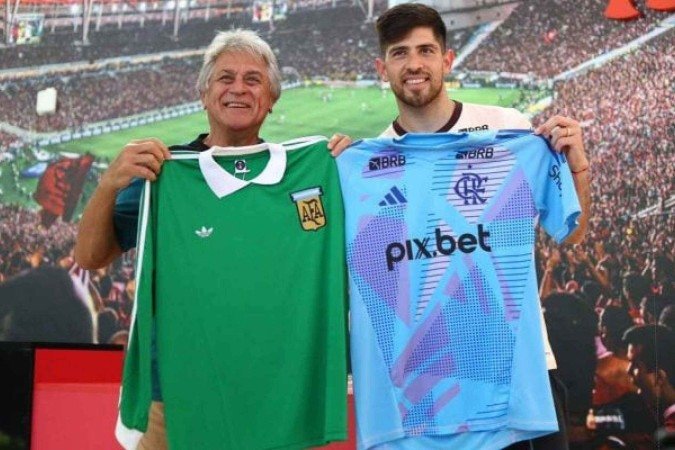 Rossi e Fillol trocam camisas no CT do Flamengo - (crédito: Foto: Gilvan de Souza / Flamengo) Rossi e Fillol trocam camisas no CT do Flamengo - (crédito: Foto: Gilvan de Souza / Flamengo)